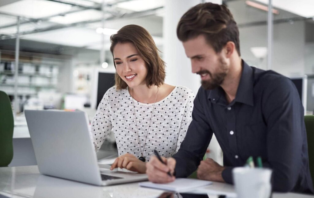 Pessoas buscando como cconsultoria para e-commerce