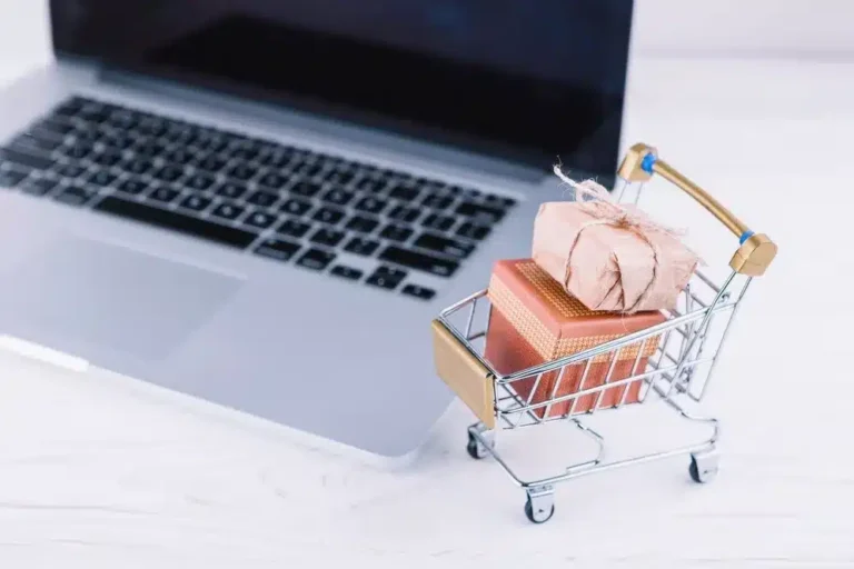 A imagem ilustra a integração entre a loja física e o marketplace online, destacando os seguintes benefícios. A imagem sugere que a integração entre a loja física e o marketplace traz benefícios significativos, como a melhoria da experiência do cliente, a otimização da gestão e a expansão do alcance do negócio.