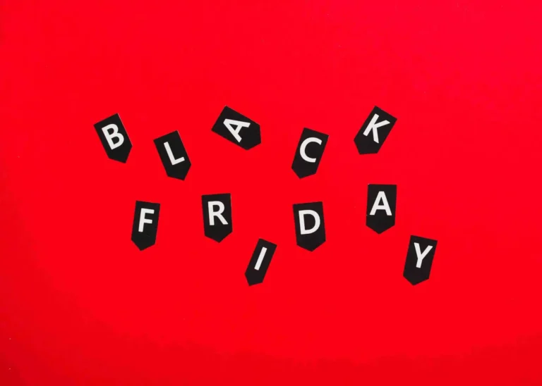 A imagem destaca a Black Friday com letras em formigas espalhadas em um fundo vermelho, representando a importância desse evento para o comércio eletrônico. O artigo menciona que a empresa ONCLICK relata um aumento de 300% no e-commerce de seus clientes, sugerindo que a Black Friday pode ser lucrativa fora de sua data tradicional, impulsionando vendas e crescimento nos negócios online.