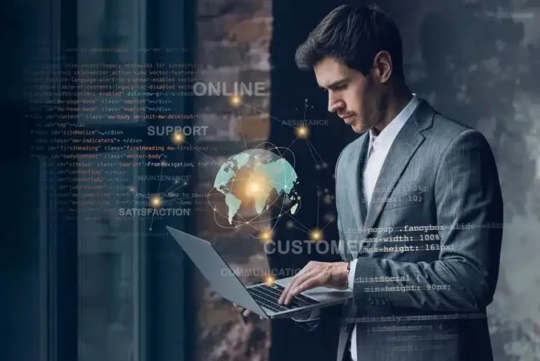 A imagem mostra um homem de terno segurando um laptop, com elementos gráficos e código de programação ao fundo, sugerindo um ambiente de tecnologia e negócios. Ilustra a importância do BI para a gestão da empresa, pois a integração de tecnologia e análise de dados pode fornecer insights valiosos, permitindo uma tomada de decisão mais embasada e melhorando a eficiência operacional.