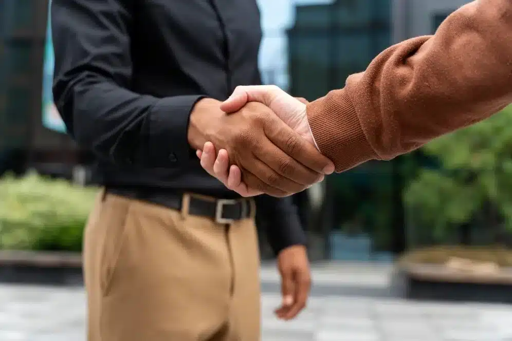 A imagem mostra duas pessoas apertando as mãos em um gesto de parceria e colaboração. Isso sugere que o artigo "Seja um parceiro Partner da ONCLICK" provavelmente abordará os benefícios de se tornar um parceiro da empresa ONCLICK, que pode atuar em diferentes áreas. O objetivo do artigo deve ser convencer os leitores a se tornarem parceiros da ONCLICK, destacando as vantagens dessa associação para o crescimento e o sucesso dos seus próprios negócios.