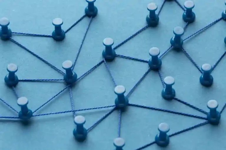 Imagem de um modelo de rede de pontes e fios, simbolizando conexões, integrações e sistemas de rede. Representa conceitos de tecnologia de rede, integração digital e infraestrutura de comunicação.
