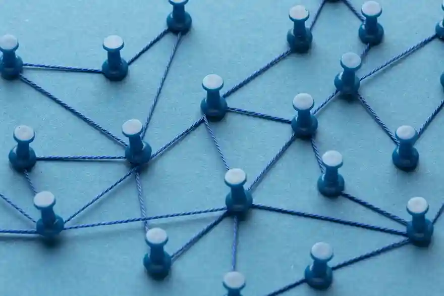 Imagem de um modelo de rede de pontes e fios, simbolizando conexões, integrações e sistemas de rede. Representa conceitos de tecnologia de rede, integração digital e infraestrutura de comunicação.