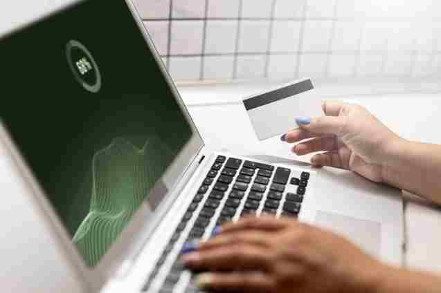 A imagem mostra uma pessoa realizando uma compra online em um computador portátil. Isso sugere que o artigo "Segurança no e-commerce: proteja sua loja e seus clientes" provavelmente abordará os seguintes tópicos relacionados à segurança em lojas virtuais.