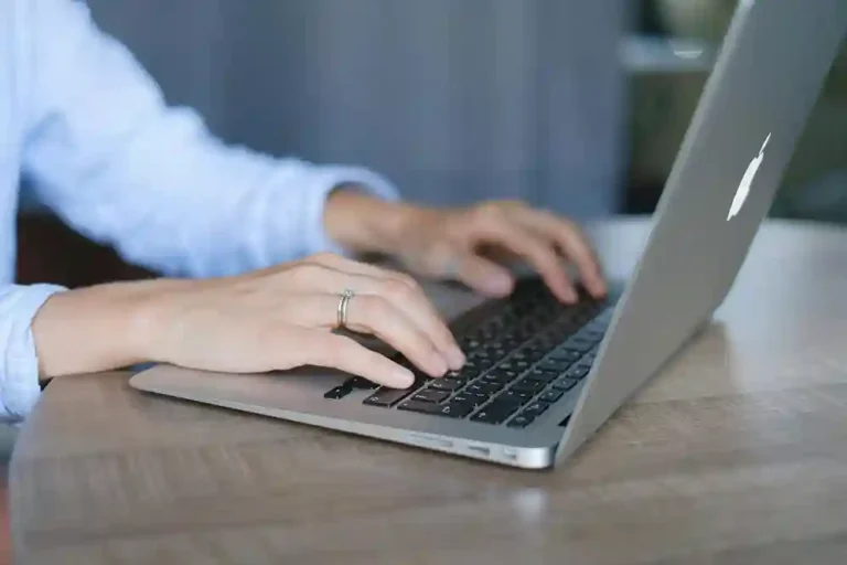 Pessoa usando um notebook, simbolizando a utilização de sistemas ERP em ambientes virtuais. Representa a discussão sobre a segurança de sistemas ERP e a importância de proteção de dados em ambientes digitais.