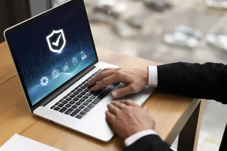 A imagem mostra as mãos de um homem digitando em um laptop, com a tela exibindo um ícone de escudo, sugerindo que o artigo abordará o tema de segurança e proteção no e-commerce, especificamente sobre o uso de smart lockers como uma opção de entrega segura e conveniente para os clientes. O artigo explicará os benefícios dessa tecnologia, como maior controle e rastreabilidade das entregas, redução de custos e melhoria da experiência do cliente no comércio eletrônico.