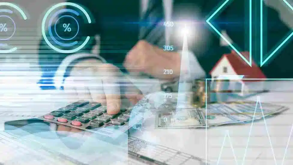 Imagem de uma pessoa usando um calculadora e analisando gráficos financeiros, com hologramas de dados flutuando acima. Representa a importância da automação financeira e a aplicação dessa tecnologia para melhorar a gestão financeira das empresas.
