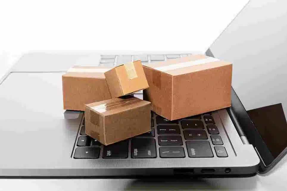 A imagem parece estar associada a um artigo que discute os impactos das taxas de importação no setor de e-commerce no Brasil, analisando os desafios e oportunidades que os varejistas brasileiros enfrentarão devido a essas mudanças regulatórias. O artigo explorará estratégias e soluções para que os varejistas se adaptem a esse novo cenário.