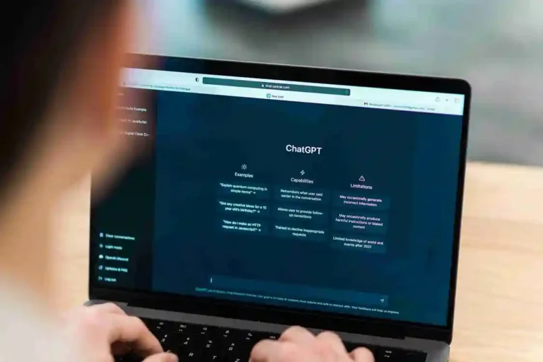 A imagem mostra uma pessoa usando um laptop com a página do ChatGPT aberta, ilustrando a utilização desse tipo de tecnologia em negócios.