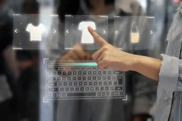 Pessoa selecionando produtos em interface digital de e-commerce, representando ERP para marketplace, integração de sistemas, gestão de pedidos, automação de vendas e escalabilidade no varejo online.