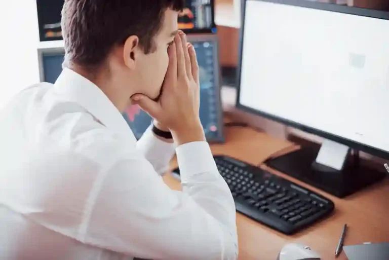 Profissional preocupado diante do computador analisando falhas em sistema, representando erros na implantação de ERP, falta de planejamento, riscos operacionais e desafios na gestão empresarial.