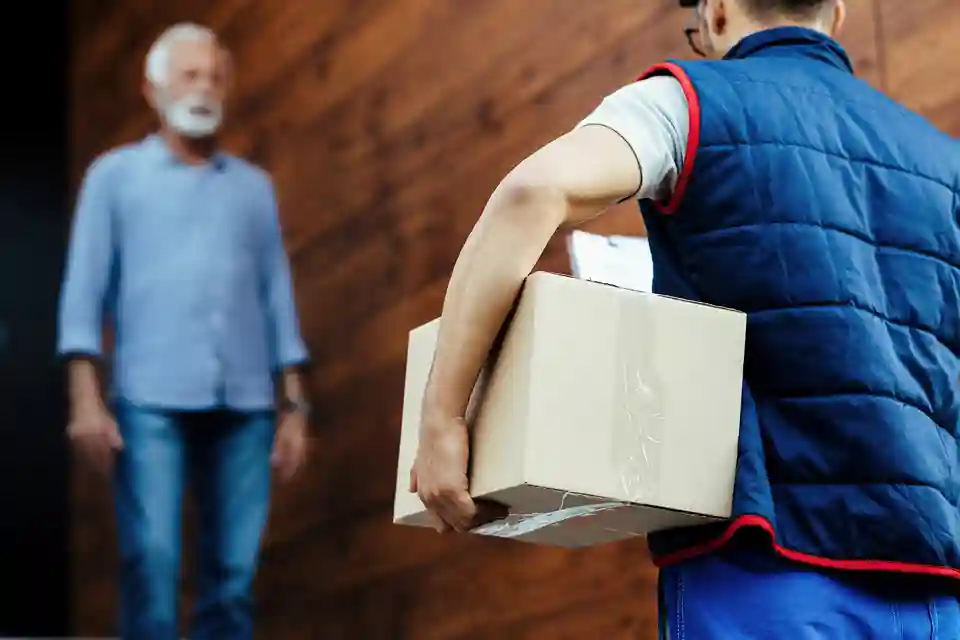 Entregador realizando entrega rápida de pacote na casa do cliente, representando same day delivery no e-commerce, agilidade logística, experiência do consumidor e entrega no mesmo dia.